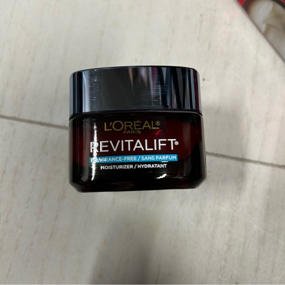 Loreal Paris Revitalift Triple Power Anti‎ Aging Moisturizer Hyaluronic Acid 1.7 - Picture 5 of 7